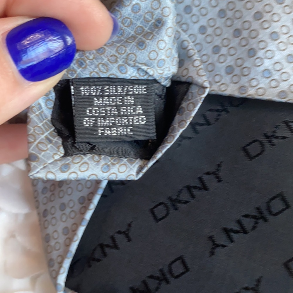 New DKNY silk tie - Picture 3 of 3